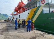 Bripka I Nyoman Suma Giat Pemeriksaan Dokumen Kapal Serta Himbau Kepada ABK Kapal Untuk Selalu Berhati Hati Disaat Berlayar