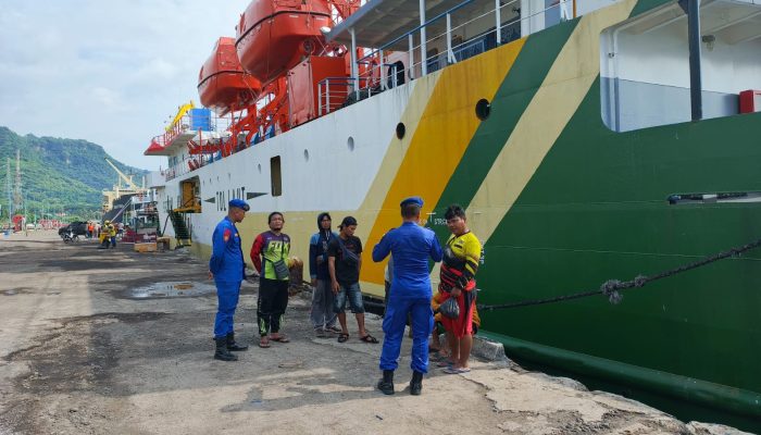 Bripka I Nyoman Suma Giat Pemeriksaan Dokumen Kapal Serta Himbau Kepada ABK Kapal Untuk Selalu Berhati Hati Disaat Berlayar