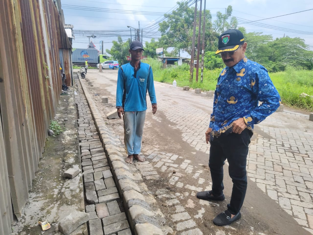 Kades Rangka Kidul Kecamatan Sidoarjo Kota saat monitoring pekerjaan peningkatan jalan