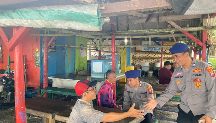 Aiptu I Gede Eka D Memberikan Edukasi Langsung Kepada Para Nelayan Untuk Selalu Memperhatikan Cuaca Yang Masih Extrim