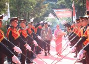 Tradisi Pedang Pora dan Reog Ponorogo Warnai Penyambutan Irjen Pol Drs. Nanang Avianto, M.Si sebagai Kapolda Jawa Timur
