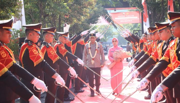 Tradisi Pedang Pora dan Reog Ponorogo Warnai Penyambutan Irjen Pol Drs. Nanang Avianto, M.Si sebagai Kapolda Jawa Timur