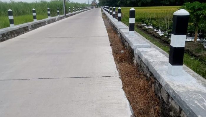 Menyisakan Rongga Yang Cukup Lebar Betonisasi Ruas Jalan Desa Seduri Membahayakan Pengendara Motor