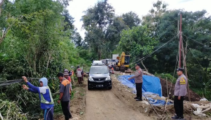 Warga Serta Kapolsek Mengecek TKP Longsor Di Jalan Raya Pagak