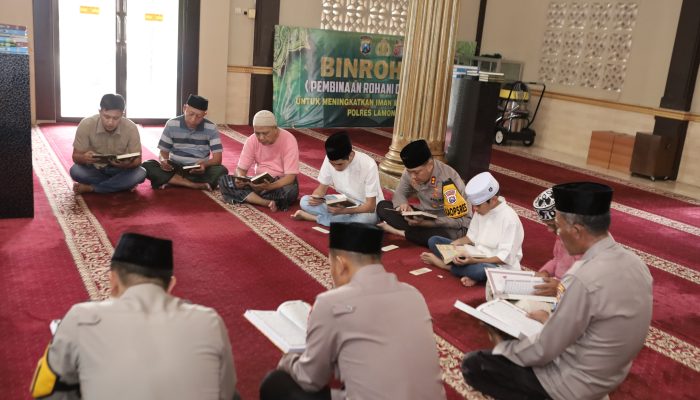 Kapolres Lamongan: “Tadarus Bersama Warga di Masjid Al Busrah Wujud Kedekatan Polri dengan Masyarakat