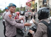 Berkah Ramadan Sie Propam Polres Jember Bagikan Takjil kepada Pengguna Jalan