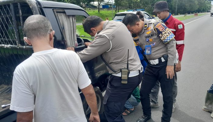 Kasat Lantas Polres Bogor Bersama Stakeholder Terkait Cepat Tanggap Bantu Pengendara Yang Alami Kerusakan Kendaraannya Di Jalan Tol