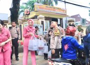 Kapolres Bogor Bersama Ketua Bhayangkari Cabang Polres Bogor Dan Jajaran Berbagi Takjil