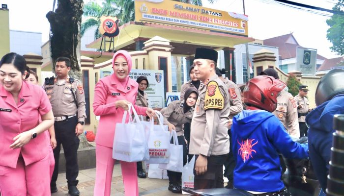 Kapolres Bogor Bersama Ketua Bhayangkari Cabang Polres Bogor Dan Jajaran Berbagi Takjil