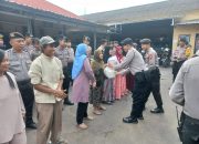 Sat Samapta Polres Jember Bagikan Sembako untuk Warga dalam Rangka Menyambut Idul Fitri 1446 H