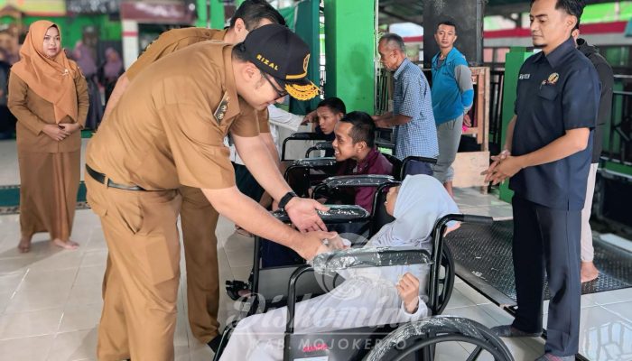Tingkatkan Kesejahteraan Masyarakat, Wabup Rizal Serahkan 2.220 Kg Bantuan Beras Pada 5 LKSA Wilayah Pungging Dan Mojosari