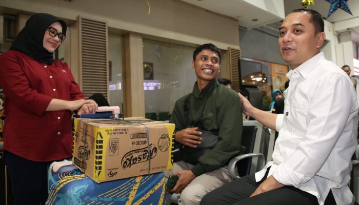 Sidak ke Stasiun Gubeng Wali Kota Eri Pastikan Pemudik Aman dan Nyaman