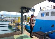 Personel Satpolairud Resta Banyuwangi Menghimbau Kepada Masyarakat Pemudik Untuk Selalu Menjaga Setamina