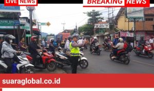 Personil Lantas Polsek Cibungbulang Urai Kemacetan Lalu Lintas Dan Cegah Laka Lantas Di Bulan Suci Ramadhan Di Simpang Cibatok 