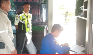 Aiptu I Gede Eka Memberikan Bimbingan Kepada Buruh TKBM Serta Security Di Pelabuhan Tanjungwangi