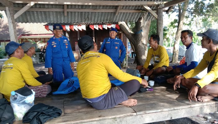 Aiptu I Gede Eka D Menghimbau Kepada Masyarakat Pengunjung Untuk Selalu Berhati Hati Disaat Bermain Di Laut