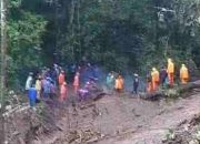 Akibat Longsor Jalur Pacet Cangar Dua Mobil Tertimbun