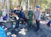 Bripka I Wayan Wedhana Menghimbau Kepada Masyarakat Pesisir Serta Para Nelayan Selalu Berhati Hati Di Saat Aktivitas Di Laut