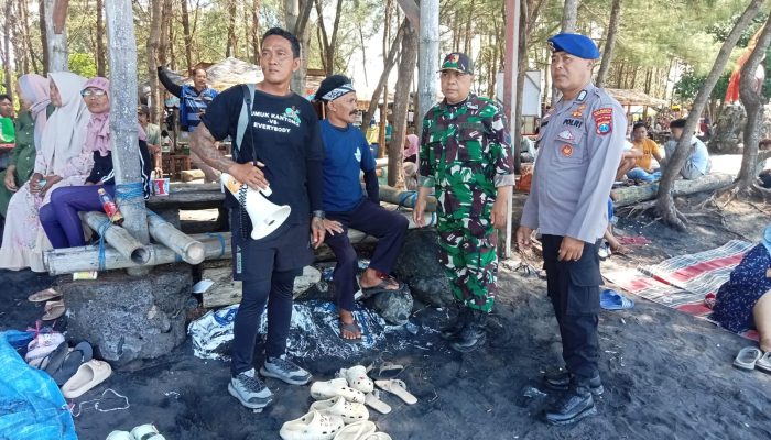 Bripka I Wayan Wedhana Menghimbau Kepada Masyarakat Pesisir Serta Para Nelayan Selalu Berhati Hati Di Saat Aktivitas Di Laut