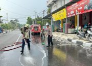 Unit Gakkum Satlantas Polres Lamongan Sigap Atasi Tumpahan Solar di Simpang Empat Terminal Lama