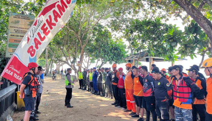 Kapolsek Bantur Perintahkan Anggota Melakukan Pencarian Orang Terseret Arus Di Pantai Balekambang