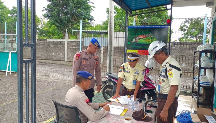 Bripka I Nyoman Suma Giat Sosialisasi Serta Himbauan Kepada Security PLN Kabel Bawa Laut Untuk Selalu Waspada Terhadap Orang Asing