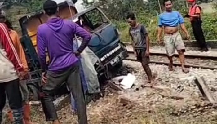 Laka Kereta Api Ijen Expres Serempet Dump Truk di Jember