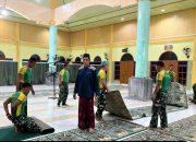 Kebersamaan Satgas Pamtas Yonarmed 11 Kostrad dan Warga Wujudkan Kebersihan Tempat Ibadah di Perbatasan