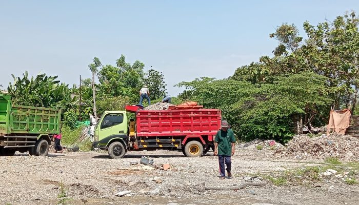 Pembuangan Limbah Padat Industri Di Desa Gedangrowo Diduga Berasal Dari PT Mega Surya Eratama