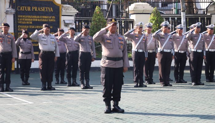 Polres Malang Gelar Upacara Kenaikan Pangkat Pengabdian Tiga Personel Terima Penghargaan