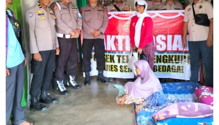 Polsek Teluk Mengkudu Polres Sergai Melaksanakan Bansos ke Warga Lansia di Dusun 2 dan 4 Desa Makmur