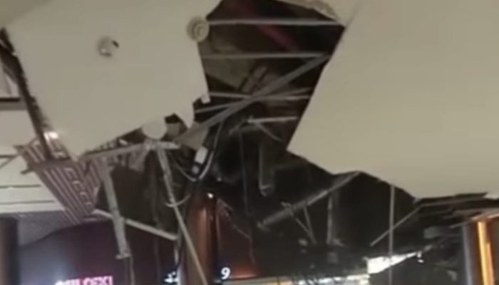 Plafon Food Court Grand City Mal Surabaya Ambrol Ada Rembesan Air Hujan
