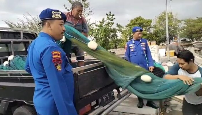 Aipda Haerul Umam Menghimbau Kepada Nahkoda Kapal Serta Buruh Angkut Untuk Selalu Mengunakan Alat Keselamatan Kerja
