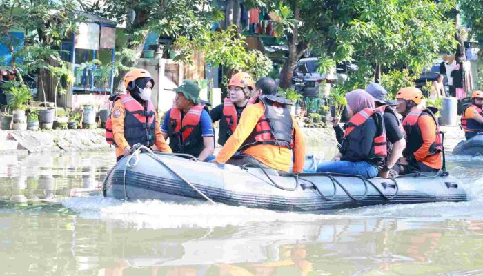 Peringati Hari Bumi Wali Kota Eri Cahyadi Susuri Sungai serta Bersih-Bersih Kali Surabaya