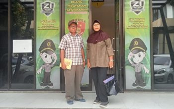 H Elly Wahyuningtiyas SH MPsi bersama warga desa Sidokepung yang lain (Agung red) saat mendatangi kantor Satreskrim Polresta Sidoarjo