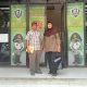 H Elly Wahyuningtiyas SH MPsi bersama warga desa Sidokepung yang lain (Agung red) saat mendatangi kantor Satreskrim Polresta Sidoarjo