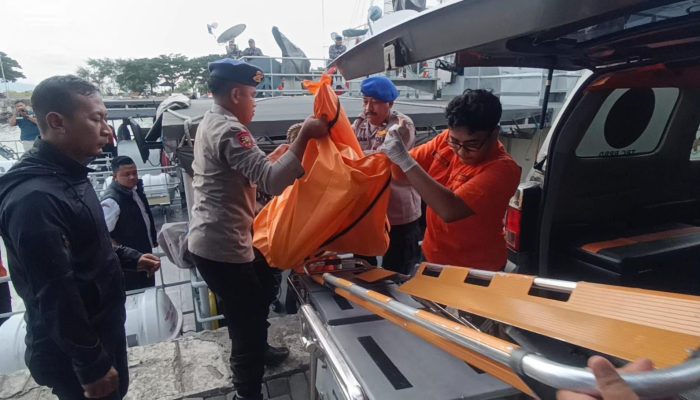 Tim SAR Gabungan Bersama Satpolairud Resta Banyuwangi Lakukan Evakuasi Jenazah Di Perairan Blimbingsari