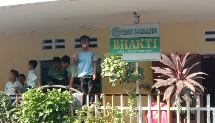 Murid Tk Bhakti Mengisi Waktu Luang Jam Istirahat Untuk Bermain Bersama Teman Teman