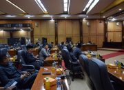 Situasi ruang rapat paripurna DPRD kabupaten Sidoarjo dengan agenda penyampaian pandangan umum fraksi terhadap Laporan Keterangan Pertanggung Jawaban ( LKPJ) Bupati Sidoarjo.