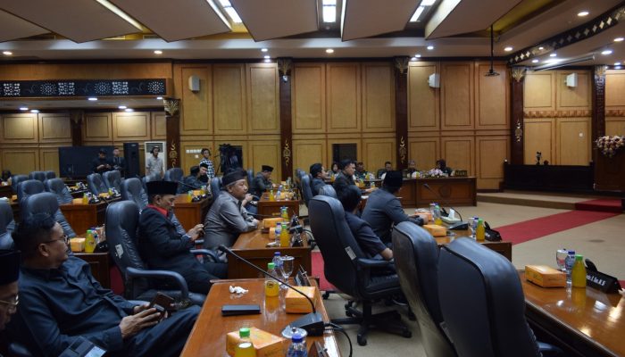 Rapat Paripurna Terkait Pandangan Umum Fraksi Terhadap LKPJ Bupati Dihadiri 16 Anggota DPRD
