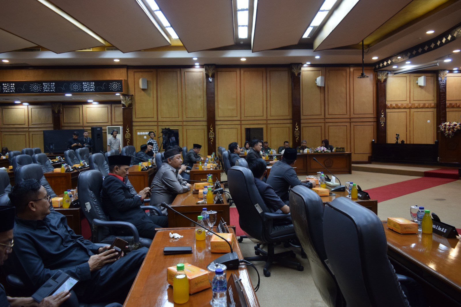 Situasi ruang rapat paripurna DPRD kabupaten Sidoarjo dengan agenda penyampaian pandangan umum fraksi terhadap Laporan Keterangan Pertanggung Jawaban ( LKPJ) Bupati Sidoarjo.