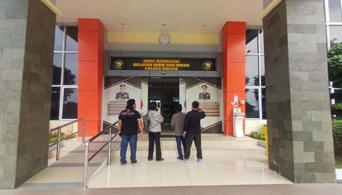 Warga Serahkan Petisi ke Polres Gresik, Desak Kasus Dugaan Korupsi Kades Segera Dituntaskan