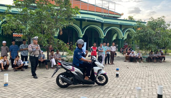 Sat Lantas Polres Lamongan Gelar Coaching Clinic Road Safety di Ponpes Darul Mustaghitsin