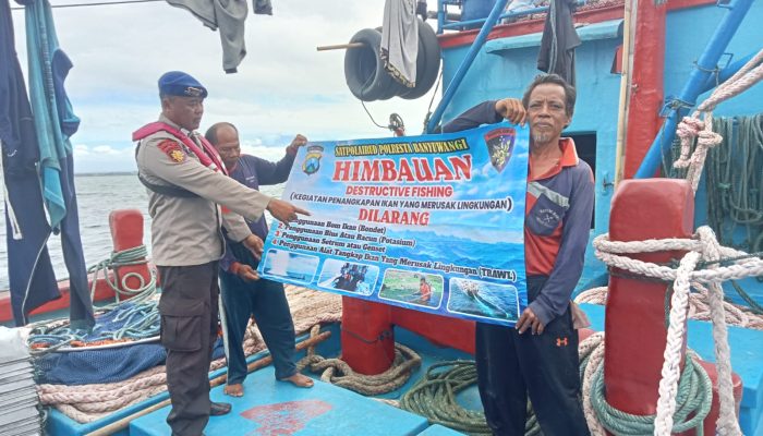 Bripka I Wayan Giat Patroli Serta Menghimbau Kepada Kelompok Nelayan Selalu Mengunakan Alat Tangkap Yang Rama Lingkungan
