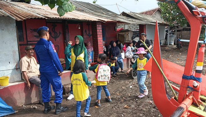 Bripka I Nyoman Suma Giat Patroli Sosialisasi Kepada Masyarakat Nelayan Untk Selalu Waspada Terhadap Perubahan Cuaca