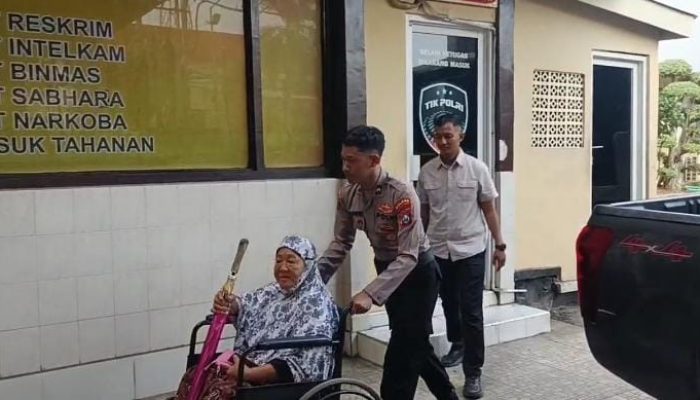 Anggota Polres Lamongan Bantu Ibu Lanjut Usia Urus Pelaporan Bentuk Kepedulian Berlandaskan Kemanusiaan