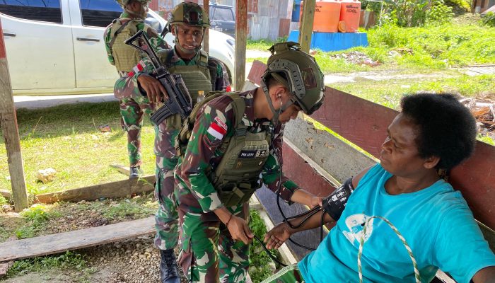 Satgas Yonif 762/Vira Yudha Sakti Laksanakan Pelayanan Kesehatan Keliling di Kampung Aisyo