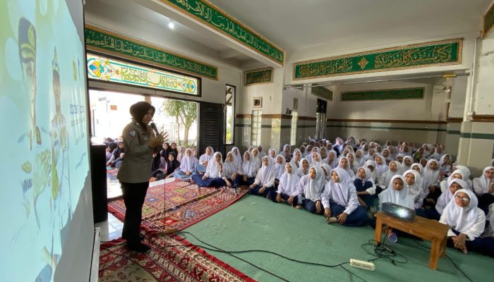 Satlantas Polres Lamongan Gelar Coaching Clinic Road Safety Pondok Pesantren Darul Fiqih 