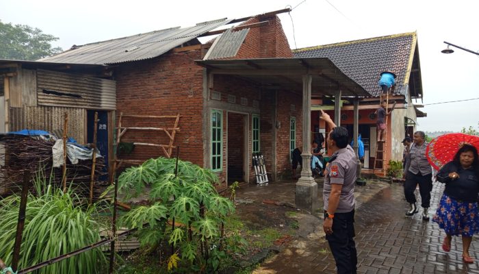 Hujan Deras di Sertai Angin Kencang Dua Rumah Warga Rusak di Pakisaji Malang