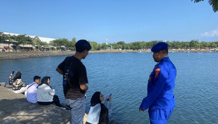Aipda Haerul Umam Menghimbau Kepada Masyarakat Pengunjung Yang Lagi Duduk Di Pinggir Pantai Selalu Jaga Kebersihan